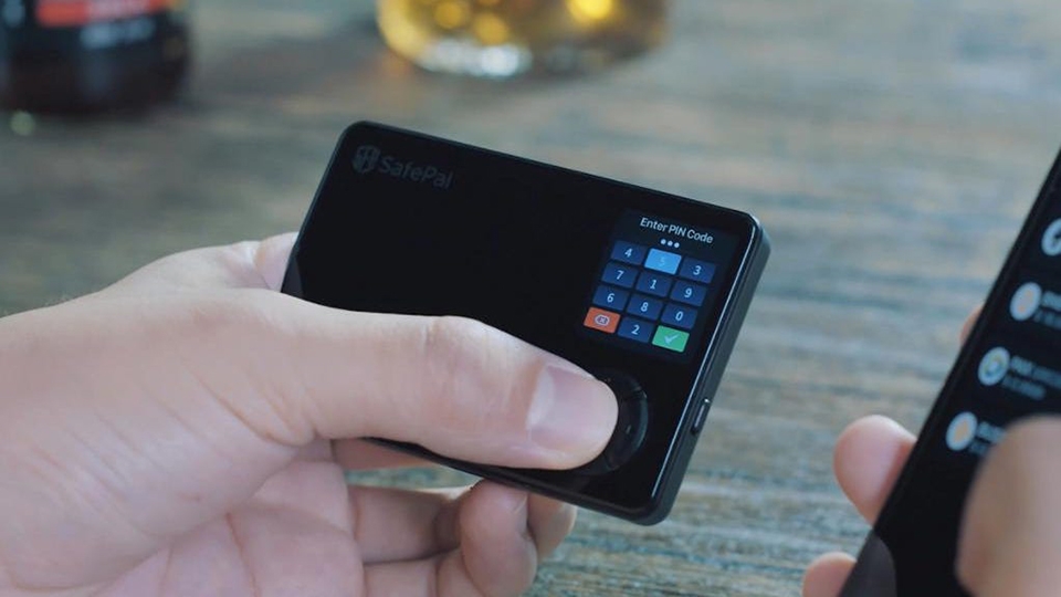 Ví lạnh (Cold Wallet) là phương pháp lưu trữ khóa riêng tư của tiền điện tử trong môi trường được cách ly khỏi kết nối Internet thường trực.
